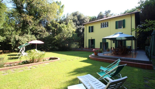 Villa Ronchi - 10 People, 500m from Sea, WIFI, large Garden, Pets welcome, rustic style
