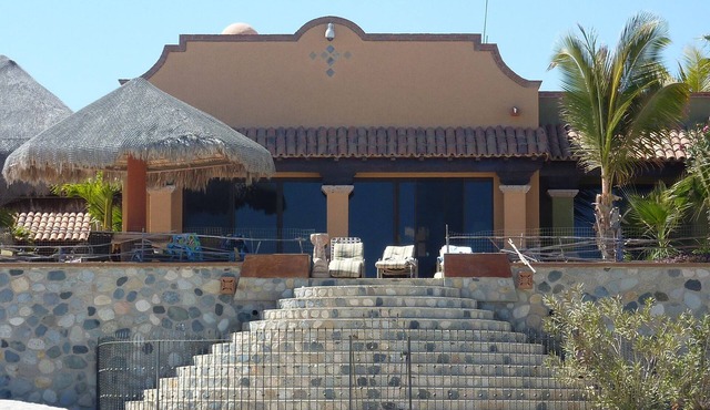 Villa Tranquilo, White sand Beach front, new infinity pool; walk to everything!