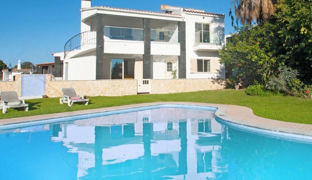 Villa w/heatable pool, BBQ & private annexes