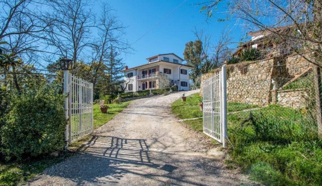 Villa with 2 spacious apartments for 2 x 7 people and swimming pool near Pisa and the sea