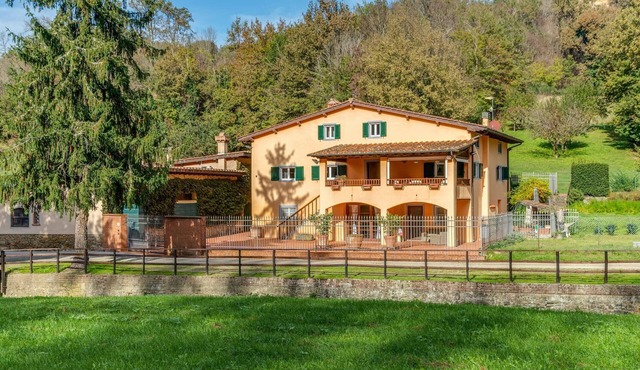 Villa with air conditioning, heated pool, sauna, garden, in the Chianti area