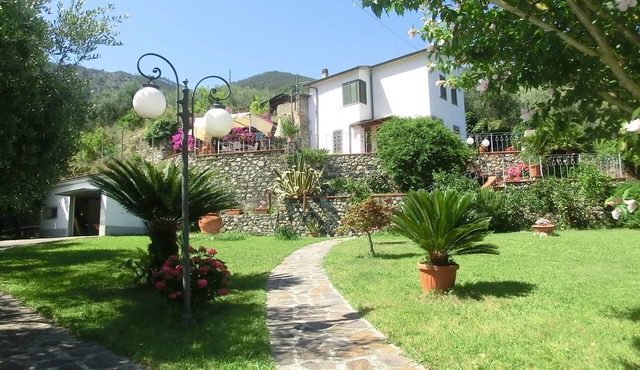Villa with large garden and splendid sea view. Parking space and free Wi-Fi