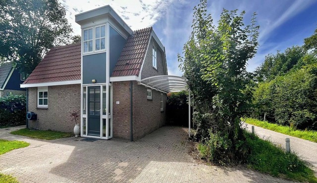 Villa with Expansive Sunny Garden