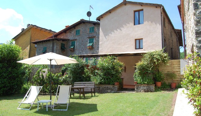 Villa With Pool, Large Garden & Outside Dining Area