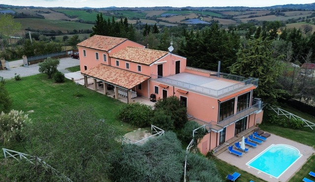 Villa with pool: sea and land in the beautiful Marche hills