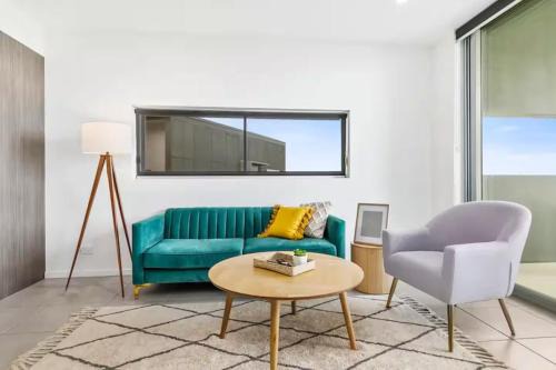 Water View 2BR Apt with Fast WiFi, Pool and Parking