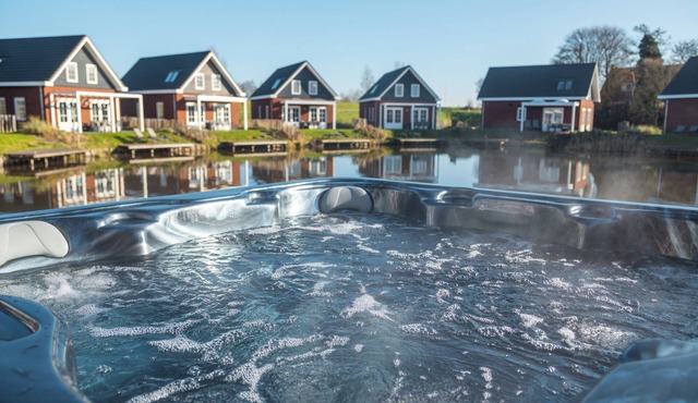 Water villa Wellness Deluxe 6 persons with sauna and Sunshower (inside) and jacuzzi and Kamado BBQ (in the garden)