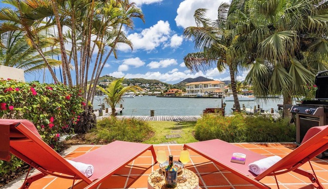 Waterfront condo walking distance to beach and restaurants