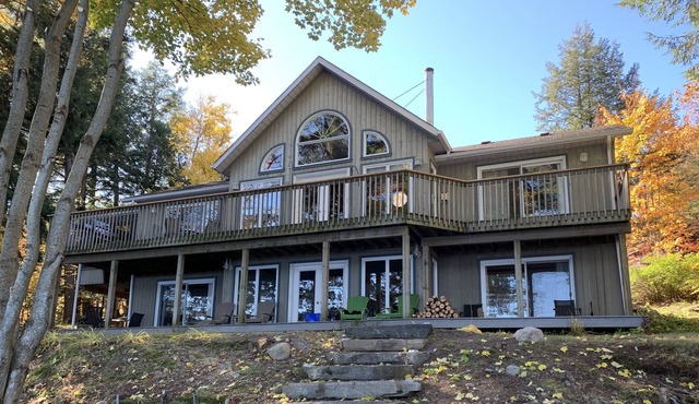 Waterfront lakehouse on pristine Horn Lake