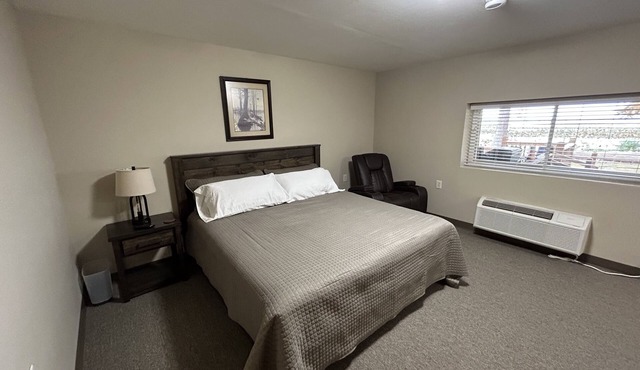 Watrerfornt Lodge on Reelfoot Lake 8,000 sq feet sits on 3 Acers 12 Bed Rooms