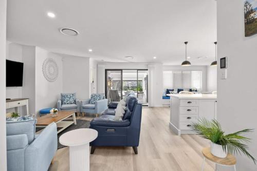 Waves Retreat - Coastal Style Home near Warana Beach
