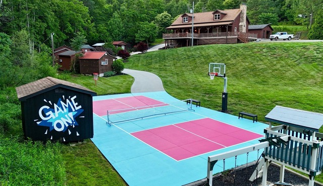 Weaverville Cabin + Mini Cabins w/Pickleball + Hot Tub + 50 Acres