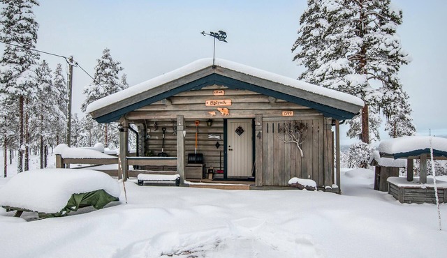 Welcome to this beautiful log cabin with panoramic views over mountains and waters.
