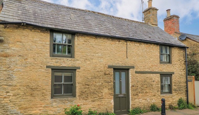 WELL COTTAGE, pet friendly, character holiday cottage in Charlbury