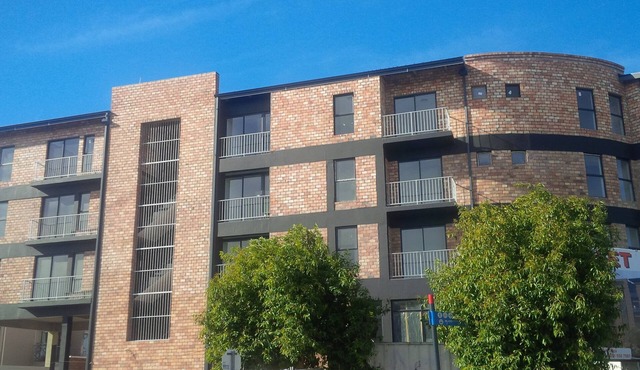 WELL LOCATED FULLY FURNISHED SELF CATERING FLATS IN BEAUTIFUL CAPE TOWN ! !
