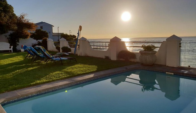 Westbank Private Beach Villa, 4 Bedrooms, Private pool, on the Beach!