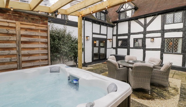 WESTON COTTAGE, pet friendly, with hot tub in Welford-On-Avon