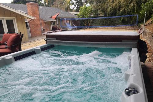 Westside Retreat w Yard, Grill, Hot Tub, Near Sofi Stadium, LAX, and the Beach