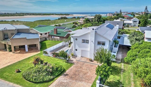 White Penguin - Charming Holiday Home Near the Beach at Goukou River
