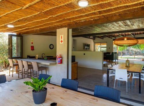 Wild Olive Cottage with Hot tub