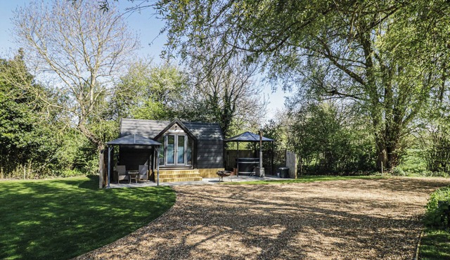 WILLOW LODGE AT BRIDGE LAKE FARM & FISHERY, romantic in Chacombe