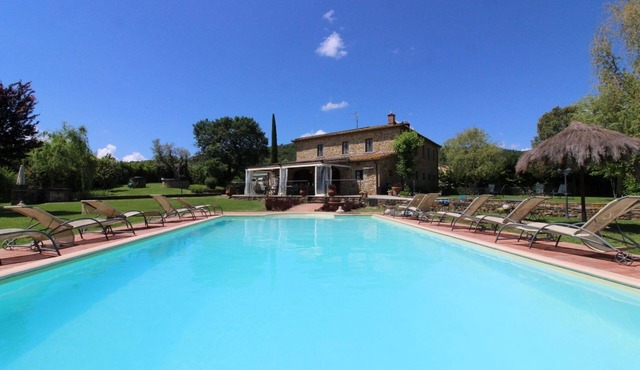 Wonderful private villa for 16 guests with private pool, WIFI, TV and pets allowed, close to Are.