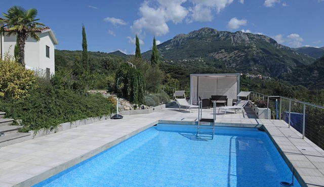 Wonderful 2 bedroom house, private pool, stunning mountain views, WIFI!