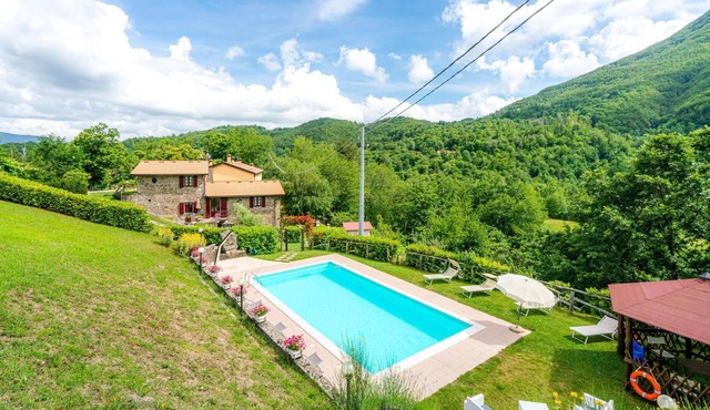 Wonderful cottage with views of the Lima Valley.