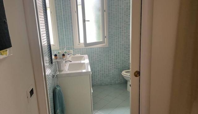 Wonderful large house for large groups 15' from the sea. Pets allowed.