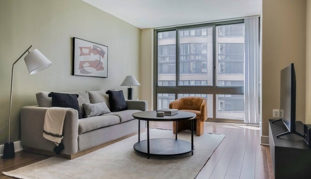 Wonderful Mt Vernon 1BR w/Gym & Roof Pool, nr Dining, by Blueground