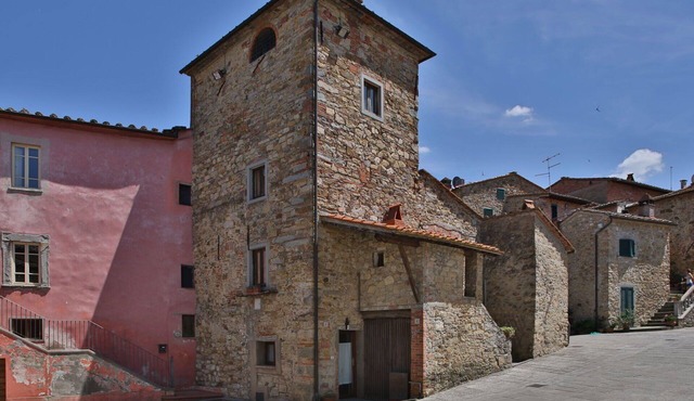 Wonderful private villa for 2 people with hot tub, A/C, WIFI, TV and pets allowed, close to Arezzo