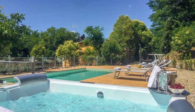 Wonderful private villa for 12 people with hot tub, WIFI, A/C, private pool and TV