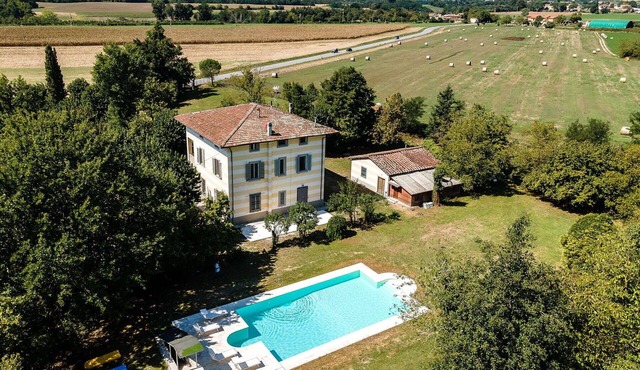 Wonderful private villa for 16 people with private pool, WIFI, TV, patio and pets allowed