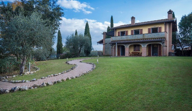 Wonderful private villa with hot tub, A/C, private pool, WIFI, TV, balcony, pets allowed and par.