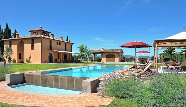 Wonderful private villa for 11 guests with A/C, WIFI, private pool, TV and veranda