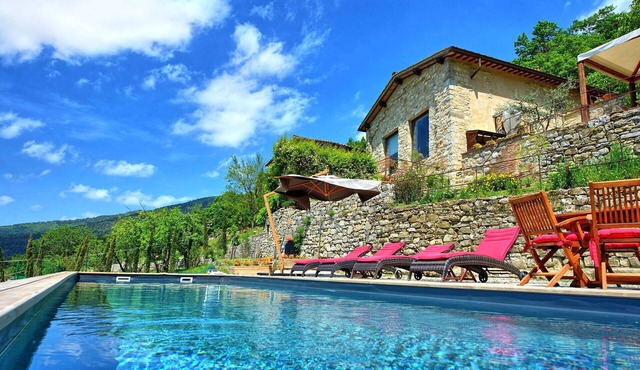 Wonderful private villa with WIFI, private pool, A/C, TV, veranda, panoramic view, close to Florence