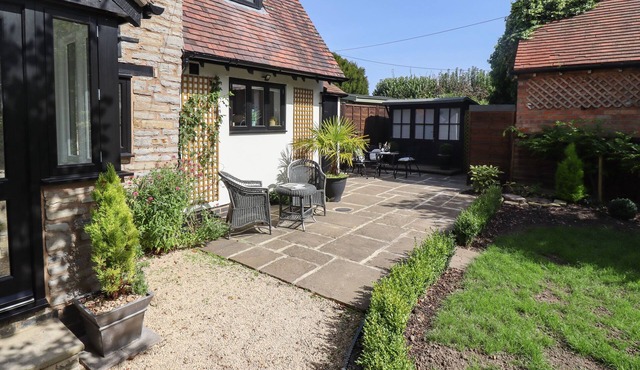 WOODBINE COTTAGE, pet friendly, with open fire in Bidford-On-Avon