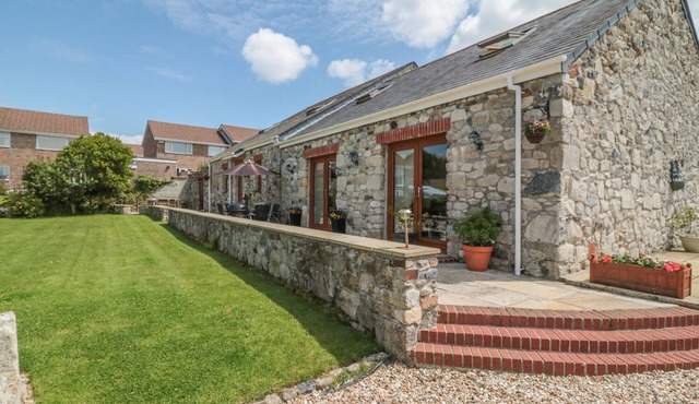 WOODSIDE BARNS, family friendly, with a garden in St. Austell