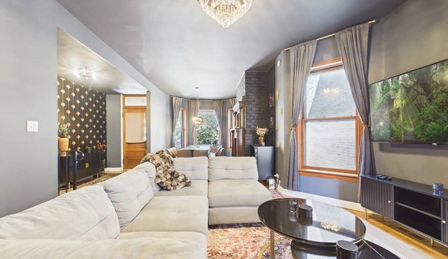 Wrigley Luxe Stay | 3BR | Free Parking