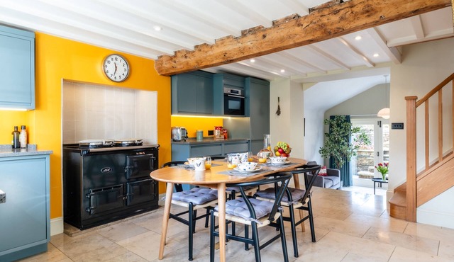 Wynn Cottage - sleeps 4 guests in 2 bedrooms