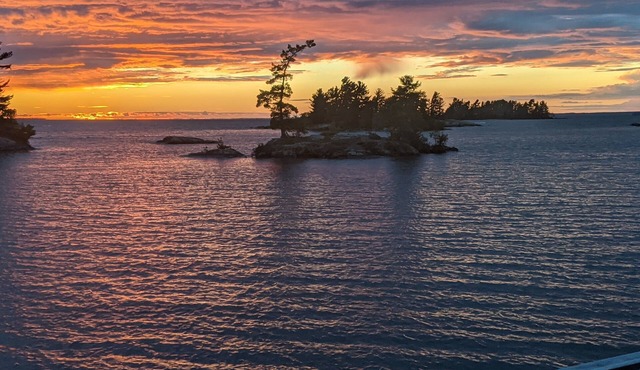 Year-round paradise. Perfect for boating, swimming, fishing (summer and winter)