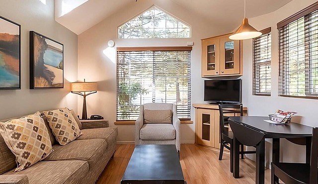 Your Private Napa Getaway! Free Parking, Outdoor Swimming Pool!