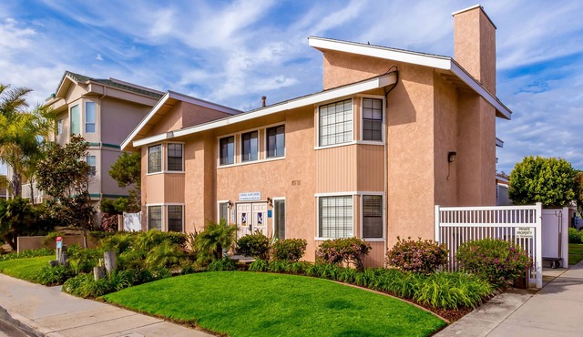 Your Relaxing Getaway Awaits! 2 Comfortable Units, Kitchen, Parking Onsite!