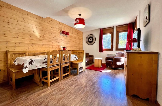 Apartment 6 people with pool and WiFi at the foot of the slopes