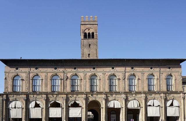 Casa Isolani, Piazza Maggiore