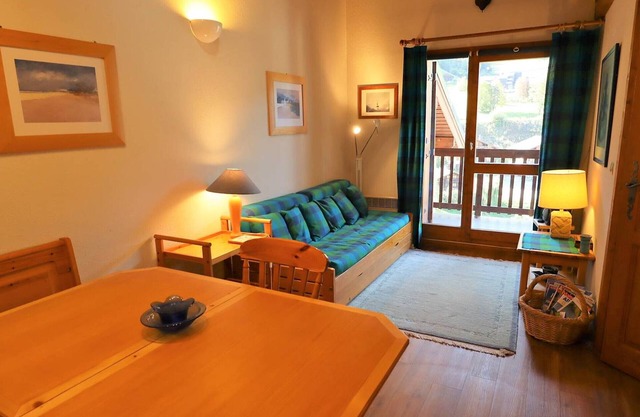 Cozy Duplex with Pool, Sleeps 4-5, Central Arêches-Beaufort, 50m from Shops and Slopes