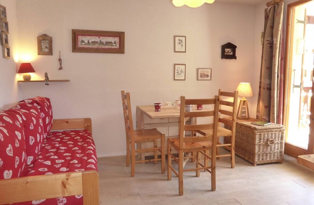 Cozy Mountain Apartment - Sleeps 4, South-Facing, Central Location, Close to Ski Lifts, Pool Access