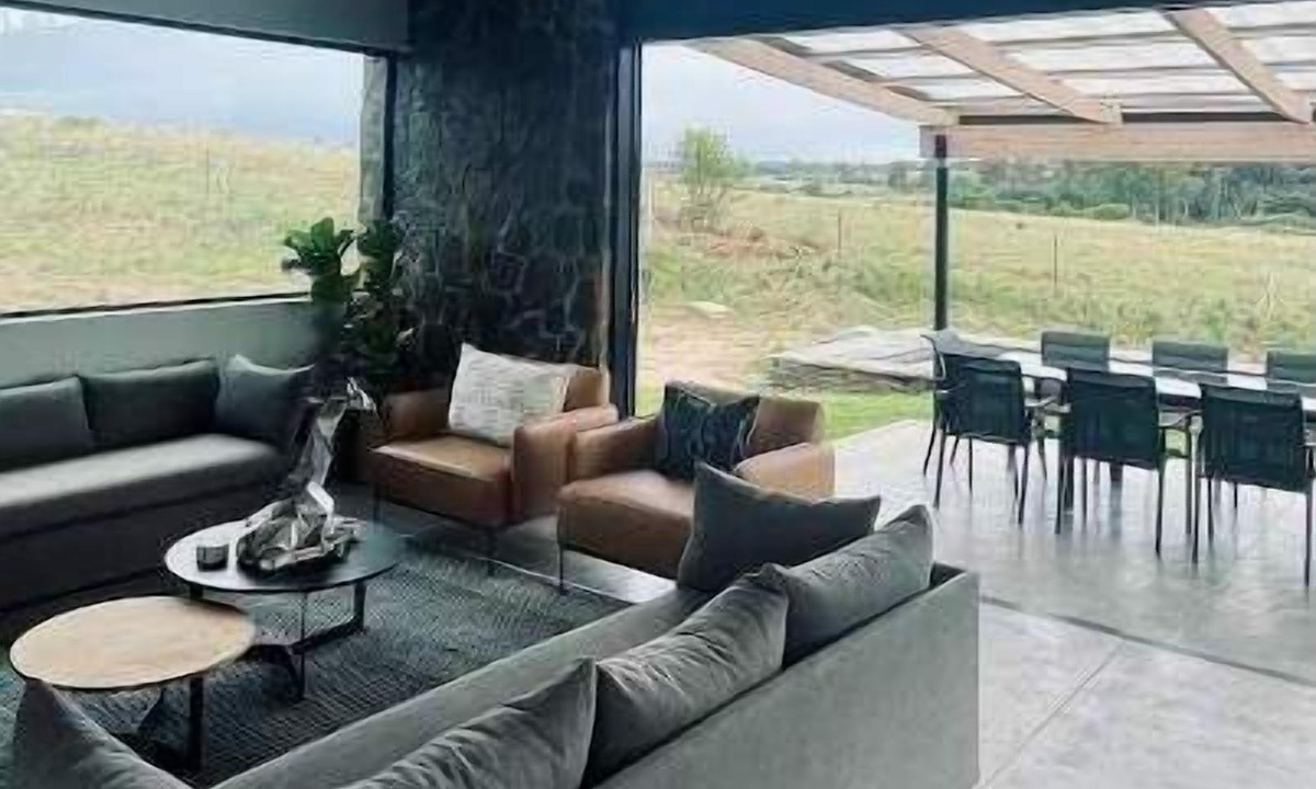 Johannesburg House | Spacious modern farmhouse on 16 hectares