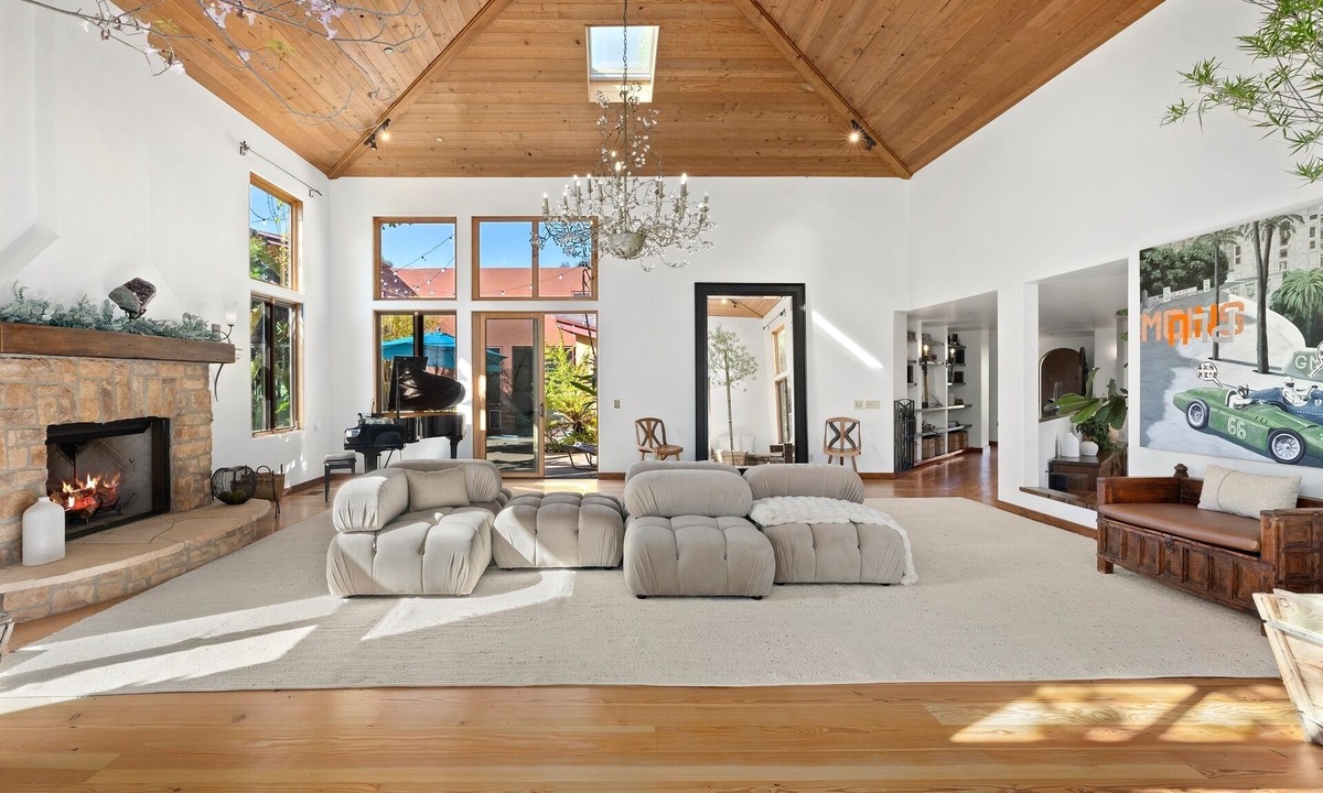 Topanga House | Spacious 7-bedroom estate in peaceful Topanga w/ Mountain Views + Hiking Trails