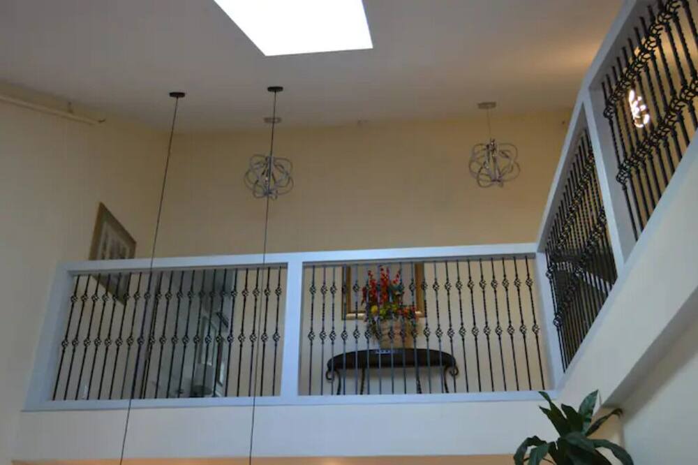 Off Broadway House | 5 minute walk to Downtown Newport ! 2 Floor 2 Bedroom Apartment in Newport